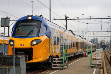 Téléchargez les photos : Nouveau train direct interurbain ICNG sur la voie d'évitement d'Utrecht pour une utilisation future entre Amsterdam et Bruxelles - en image libre de droit