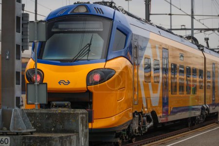 Téléchargez les photos : Nouveau train direct interurbain ICNG sur la voie d'évitement d'Utrecht pour une utilisation future entre Amsterdam et Bruxelles - en image libre de droit