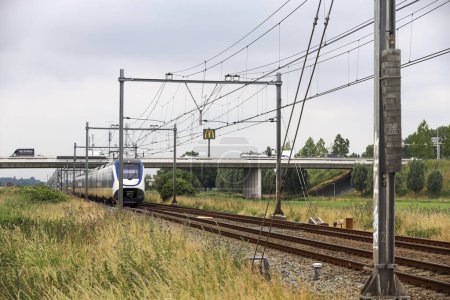 Téléchargez les photos : Train de banlieue local SLT sur voie ferrée à Moordrecht aux Pays-Bas - en image libre de droit