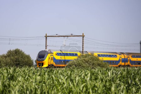 Téléchargez les photos : VIRM train interurbain à deux étages en direction de Zwolle aux Pays-Bas - en image libre de droit