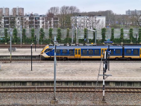 Téléchargez les photos : SNG train de banlieue locale sur voie ferrée à Rotterdam Lombardijen - en image libre de droit