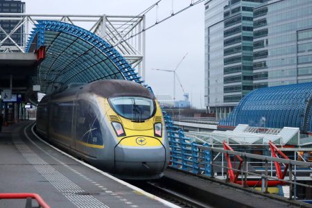 Téléchargez les photos : Eurostar entre Amsterdam et Londres le long du quai de la gare Sloterdijk d'Amsterdam aux Pays-Bas - en image libre de droit