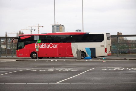 Téléchargez les photos : Bus international de BlaBlaCar en attente à la gare routière de Den Haag Centraal aux Pays-Bas - en image libre de droit