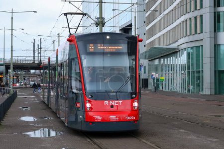 Téléchargez les photos : Tram HTM Siemens Avenio à la gare centrale de La Haye aux Pays-Bas - en image libre de droit