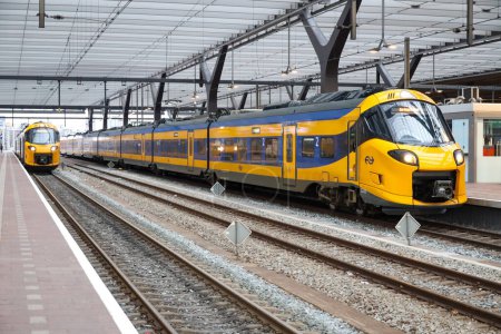 Téléchargez les photos : Train interurbain ICNG pour NS Pays-Bas comme nouveau train depuis Alsthom à la gare centrale de Rotterdam - en image libre de droit