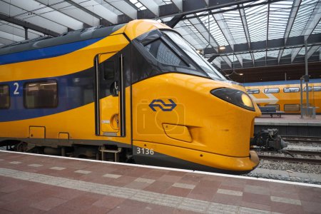 Téléchargez les photos : Train interurbain ICNG pour NS Pays-Bas comme nouveau train depuis Alsthom à la gare centrale de Rotterdam - en image libre de droit