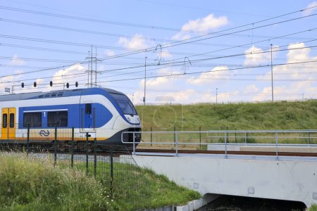 Téléchargez les photos : Train de banlieue local SLT sur voie ferrée à Zoetermeer aux Pays-Bas - en image libre de droit