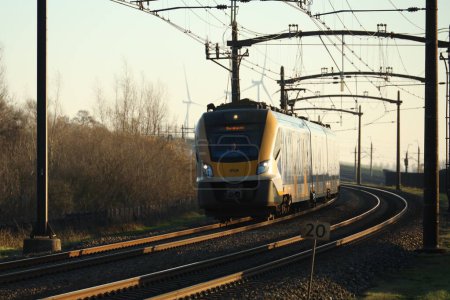 Téléchargez les photos : SNG train de banlieue locale sur voie ferrée à Dordrecht - en image libre de droit