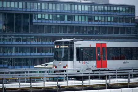 Téléchargez les photos : Train de métro GVB le long du quai à la gare d'Amsterdam Sloterdijk aux Pays-Bas - en image libre de droit