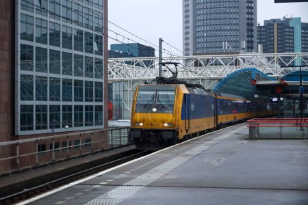 Téléchargez les photos : Traxx locomotive comme saleté interurbaine le long du quai à la station Amsterdam Sloterdijk aux Pays-Bas - en image libre de droit