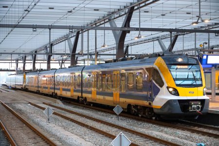 Téléchargez les photos : SNG train sprinter local le long de la plate-forme à la gare centrale de Rotterdam Pays-Bas - en image libre de droit