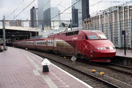 Téléchargez les photos : Eurostar entre Amsterdam et Londres le long du quai de la gare centrale de Rotterdam comme train international à grande vitesse - en image libre de droit
