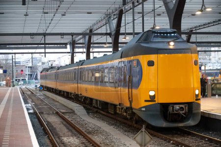 Téléchargez les photos : ICM Koploper intercity se trouve le long du quai de la gare centrale de Rotterdam. Ce type de train va bientôt prendre sa retraite - en image libre de droit