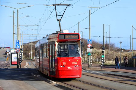 Téléchargez les photos : Tramways électriques HTM pour le transport urbain à La Haye aux Pays-Bas - en image libre de droit