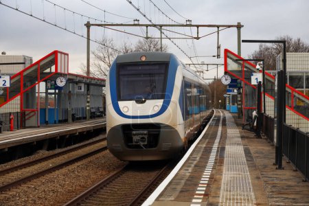 Téléchargez les photos : Train SLT le long du quai de la gare Nieuwerkerk aan den IJssel aux Pays-Bas - en image libre de droit