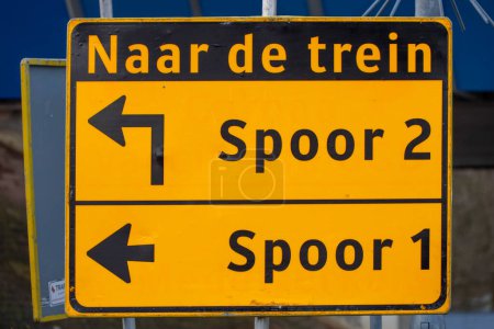 Téléchargez les photos : Panneaux pour les passagers devant être remplacés par un autobus pour le train en raison de l'entretien aux Pays-Bas - en image libre de droit