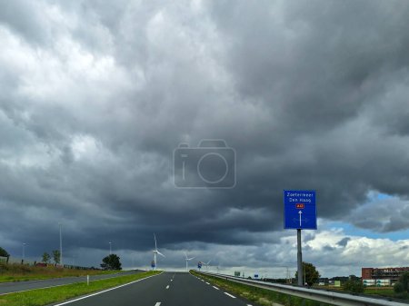 Foto de Nubes oscuras sobre el Zuidplaspolder, la tierra más baja reclamada de Europa occidental destinada a la construcción de casas en los Países Bajos - Imagen libre de derechos