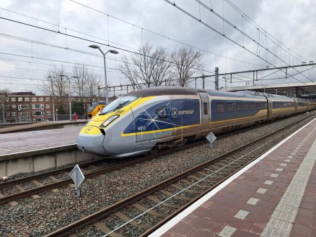 Téléchargez les photos : Train international eurostar entre Londres et Amsterdam le long du quai de Rotterdam Centraal aux Pays-Bas - en image libre de droit