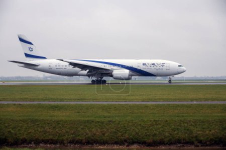Téléchargez les photos : 4X-ECE El Al Israel Airlines Boeing 777 atterrit sur Polderbaan à son arrivée à l'aéroport d'Amsterdam Schiphol Pays-Bas - en image libre de droit