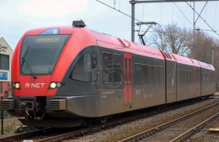 Téléchargez les photos : Train Stadler GTW rouge et noir de R-Net à la gare Hardinxveld Giessendam aux Pays-Bas - en image libre de droit