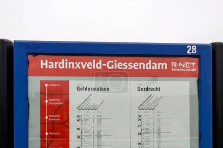 Téléchargez les photos : Panneau lumineux rouge entre les rails de la ligne R-Net entre Geldermalsen et Dordrecht aux Pays-Bas - en image libre de droit