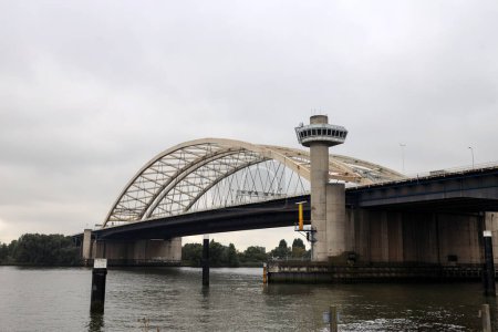 Téléchargez les photos : Pont Van brienenoordbrug au-dessus de la rivière Nieuwe Maas sur l'autoroute A16 à Rotterdam aux Pays-Bas - en image libre de droit