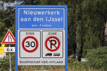 Téléchargez les photos : Panneaux de zone bâtie de Nieuwerkerk au hameau Ver Hitland aux Pays-Bas - en image libre de droit