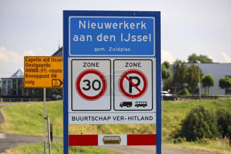 Téléchargez les photos : Panneaux de zone bâtie de Nieuwerkerk au hameau Ver Hitland aux Pays-Bas - en image libre de droit