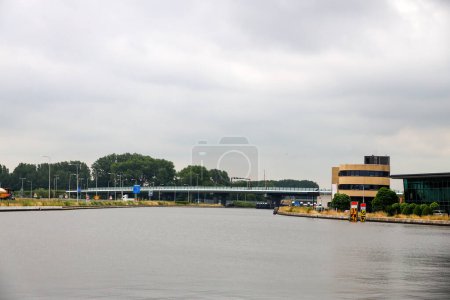 Pont Amaliabrug à Waddinxveen sur le canal Gouwe pour soutenir la route régionale N451 aux Pays-Bas