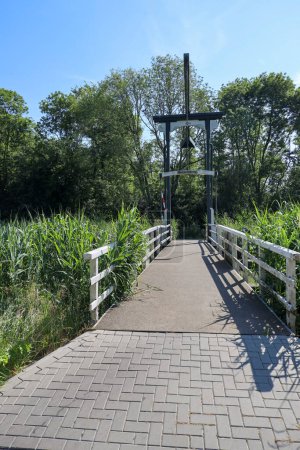 Foto de Puentes sobre el canal anular del zuidplaspolder En el pueblo de Moordrecht, Países Bajos - Imagen libre de derechos