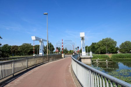 Téléchargez les photos : Ponts sur le canal périphérique du zuidplaspolder Dans le village de Nieuwerkerk aan den IJssel aux Pays-Bas - en image libre de droit
