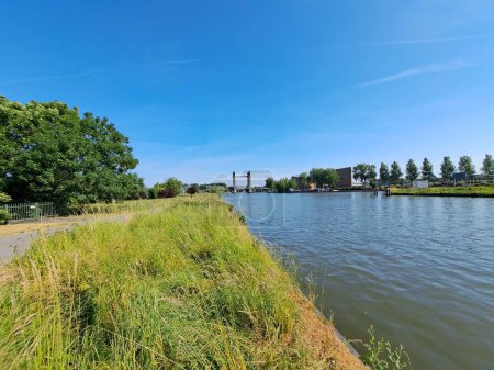 Estación de bombeo Oostland a lo largo del dique del río Gouwe en Gouda, Países Bajos