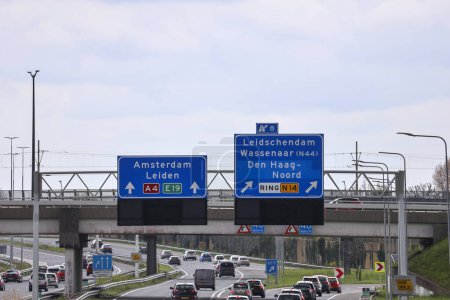 Téléchargez les photos : Autoroute A4 entre Rotterdam et Amsterdam près de l'échangeur Prins Clausplein avec la circulation aux Pays-Bas - en image libre de droit