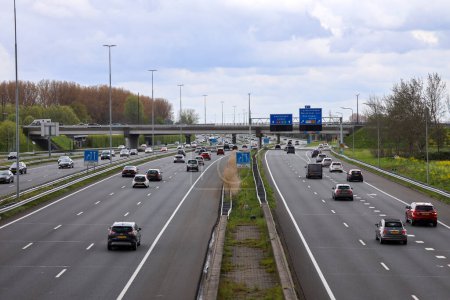 Téléchargez les photos : Autoroute A4 entre Rotterdam et Amsterdam près de l'échangeur Prins Clausplein avec la circulation aux Pays-Bas - en image libre de droit