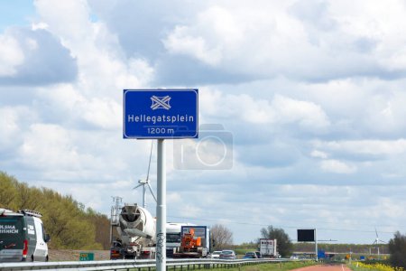 Panneau de signalisation sur la N59 en direction de l'échangeur Hellegatsplein comme connexion sur l'autoroute A29 aux Pays-Bas