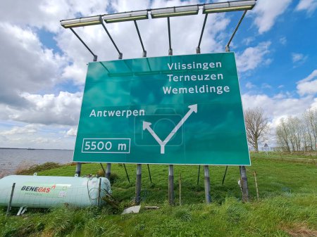Panneau directionnel pour la navigation sur le Volkerak richtng le canal Schelde-Rhin et le Keeten aux Pays-Bas