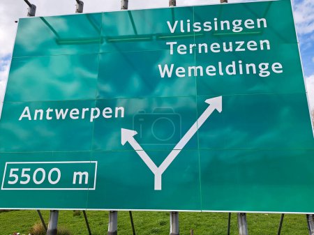 Wegweiser für die Schifffahrt auf dem Volkerak zwischen dem Schelde-Rhein-Kanal und dem Keeten in den Niederlanden