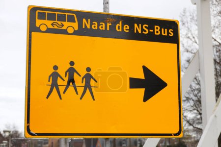 NS-Schilder zur Umleitung von Fahrgästen zum Buseinstiegspunkt statt zum Zug bei Wartungsarbeiten in den Niederlanden