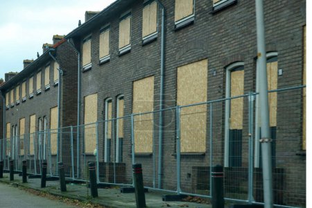 Edificios tapiados antes de la demolición En el barrio de Moordrecht, Países Bajos, en la década de 1950