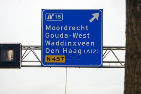 Téléchargez les photos : Panneau bleu et blanc pour juncion 18 à N457 Moordrechtboog sur l'autoroute A20 aux Pays-Bas - en image libre de droit