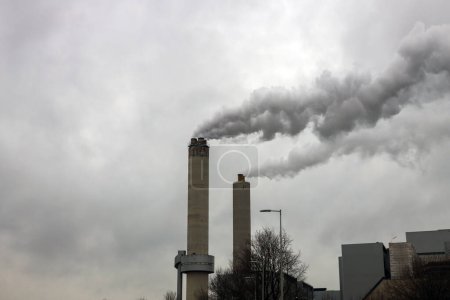 Téléchargez les photos : Nuages de vapeur provenant des cheminées de l'incinérateur de déchets AEB à Amsterdam aux Pays-Bas - en image libre de droit