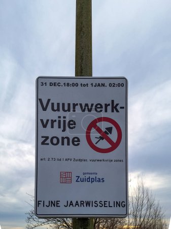 Téléchargez les photos : Panneaux montrant la zone sans feux d'artifice pendant la Saint-Sylvestre à Nieuwerkerk aan den IJssel, Zuidplas. - en image libre de droit