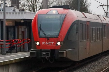 Téléchargez les photos : Train Stadler GTW rouge et noir de R-Net à la gare Hardinxveld Giessendam aux Pays-Bas - en image libre de droit