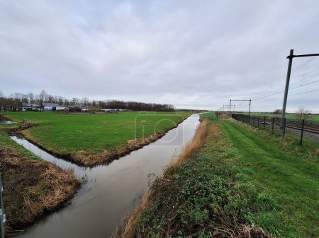 Foto de Vía férrea entre las zonas residuales de turba del plaspólder Zuiden los Países Bajos - Imagen libre de derechos