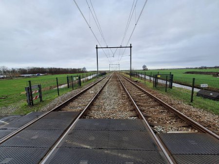 Foto de Vía férrea entre las zonas residuales de turba del plaspólder Zuiden los Países Bajos - Imagen libre de derechos