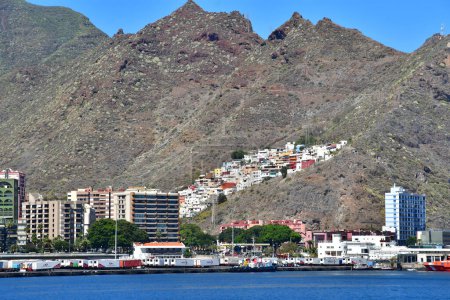 Teneriffa, Kanarische Inseln - 15. März 2024: Hafen Santa Cruz de Tenerife