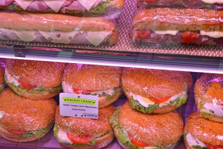 Le Touquet Paris Plage; Frankreich - 20. April 2024: Sandwiches auf dem Samstagsmarkt