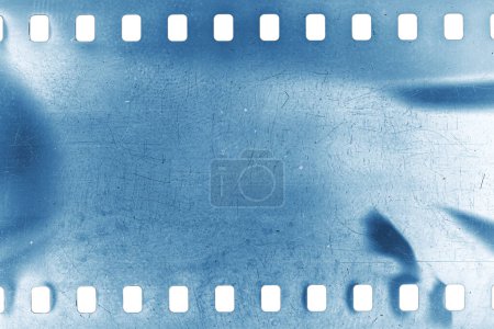 Staubige und grunzige 35mm Filmstruktur oder -oberfläche. Perforierte zerkratzte Kamerafolie isoliert auf weißem Hintergrund.