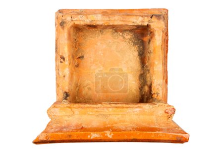 Alte orange glasierte Ofenkachel isoliert auf weißem Hintergrund