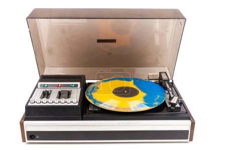 Vintage Plattenspieler mit blauem und orangefarbenem Vinyl isoliert auf weißem Hintergrund.